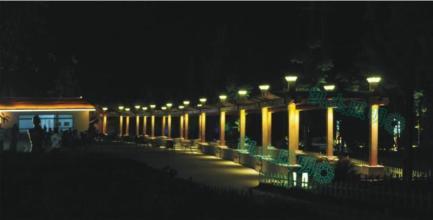 中心城区600多个候车长廊亮化一新