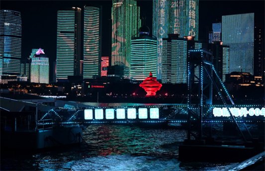 最美世界海湾浮山湾灯光秀：璀璨夜色中的艺术表达