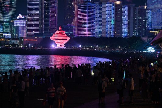 最美世界海湾浮山湾灯光秀：璀璨夜色中的艺术表达