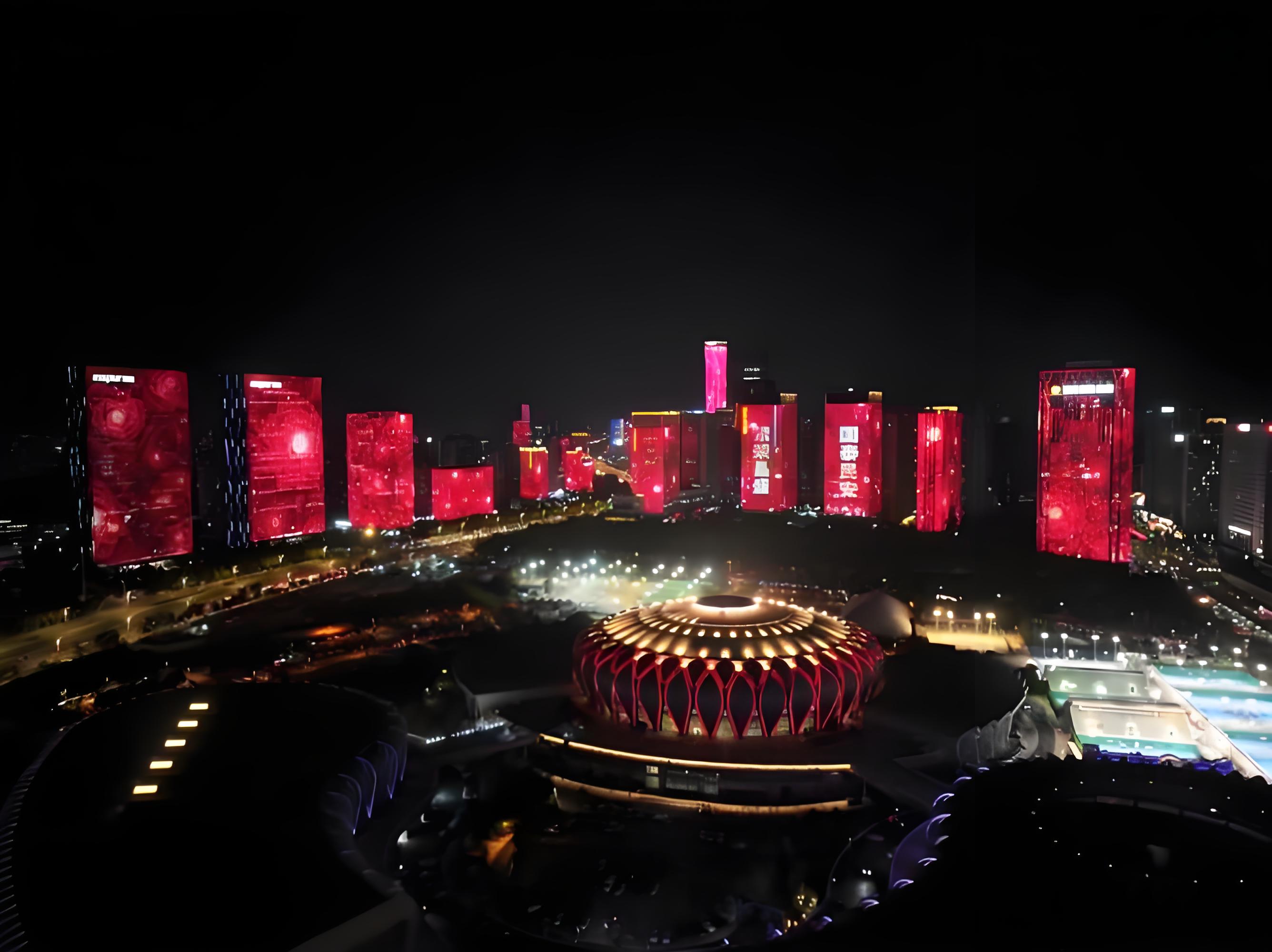 红旗飘扬迎国庆，璀璨灯光点亮城市中国红！